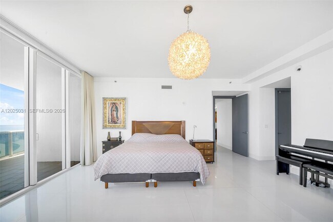 Building Photo - 16001 Collins Ave