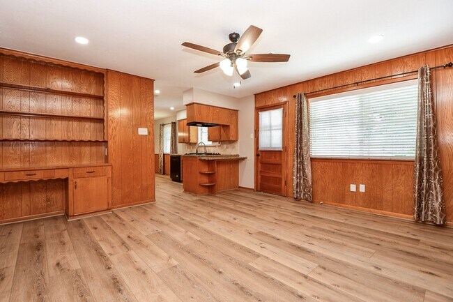 Building Photo - 2303 Willow Blvd