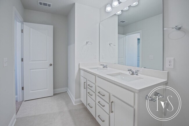 Building Photo - RATE DROP ALERT (was $3500/month) and SUMM...