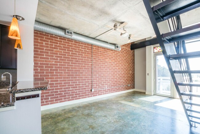 Building Photo - Great One Bedrooom in the Gateway Lofts!