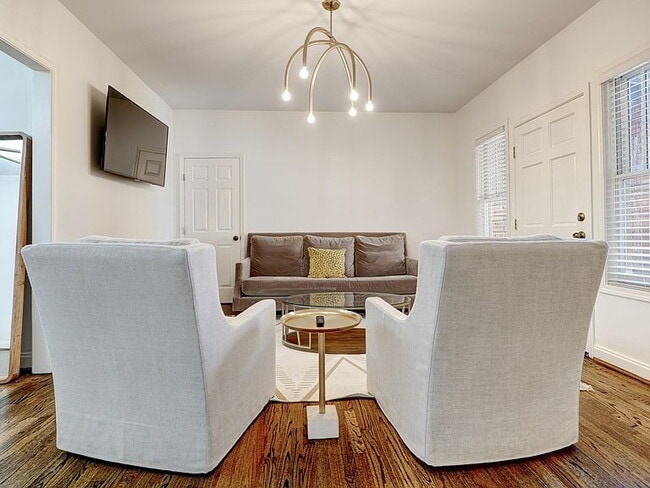 Building Photo - "Charming 2-Bedroom Retreat in Birmingham – Cozy 932 Sq Ft Haven!"