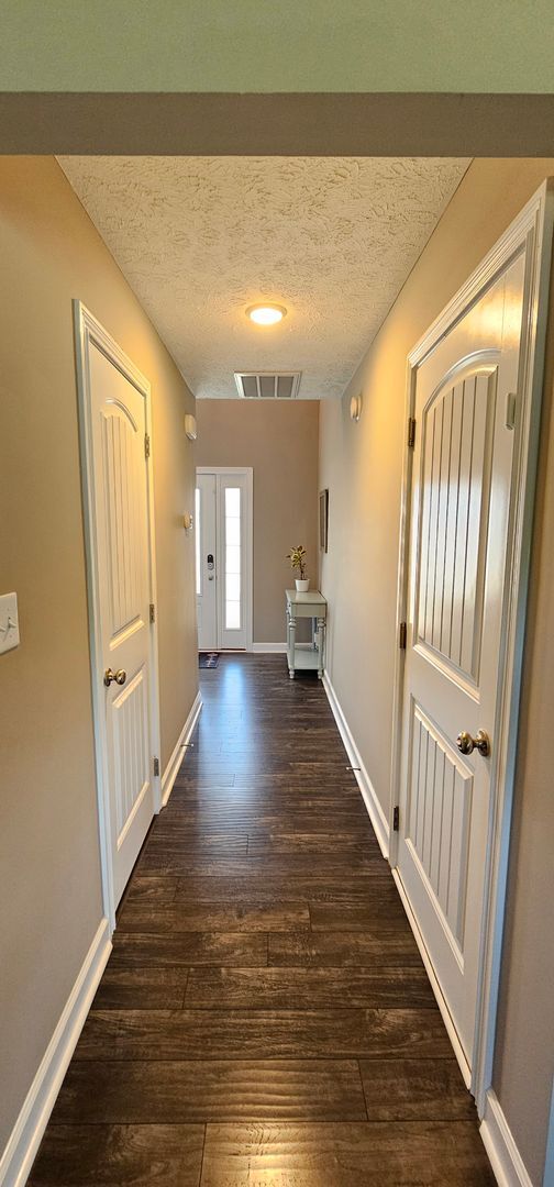 Building Photo - 6 Month Lease! Close to Exit 8 I-24! IMMACULATE!! 4 bed/2.5 Bath, 3 car garage/fenced in backyard...
