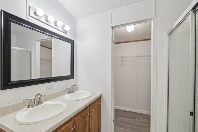 Building Photo - 21522 Long Hill Dr