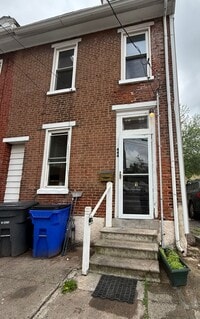 Building Photo - 3 Bedroom Renovated Townhome