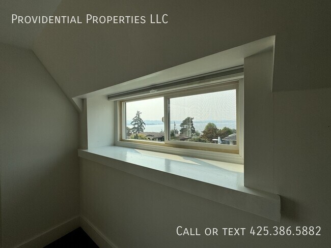 Building Photo - 424 8th Ave W