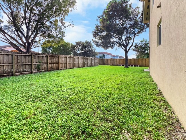 Building Photo - 1736 NE 9th Dr