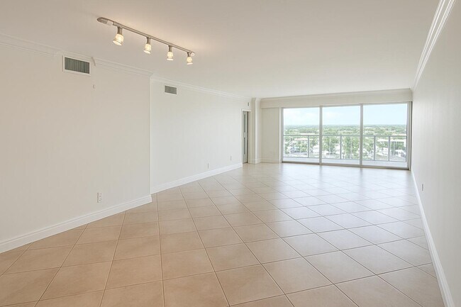 Building Photo - 1160 Hillsboro Mile
