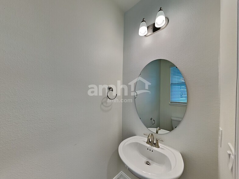 Building Photo - 6042 Little Blf Cir