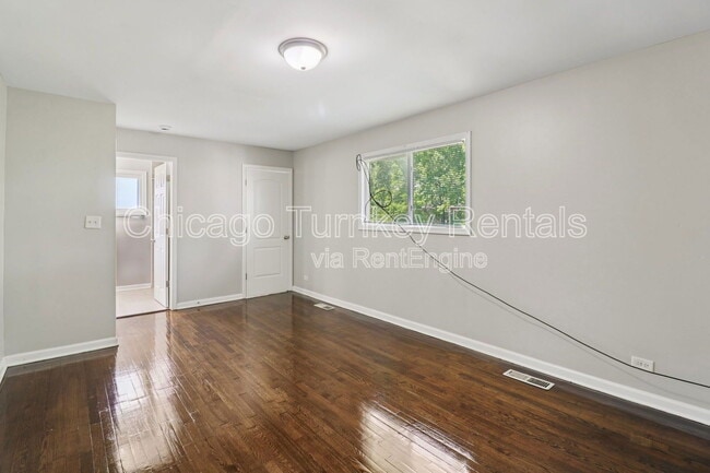 Building Photo - 16538 Park Ave
