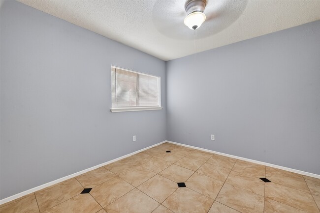 Building Photo - 1842 Freshmeadow Dr