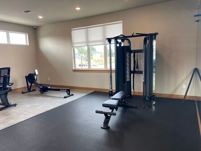 Building Photo - Large 2 Bedroom/2 Bath Apartment- Pet Friendly!