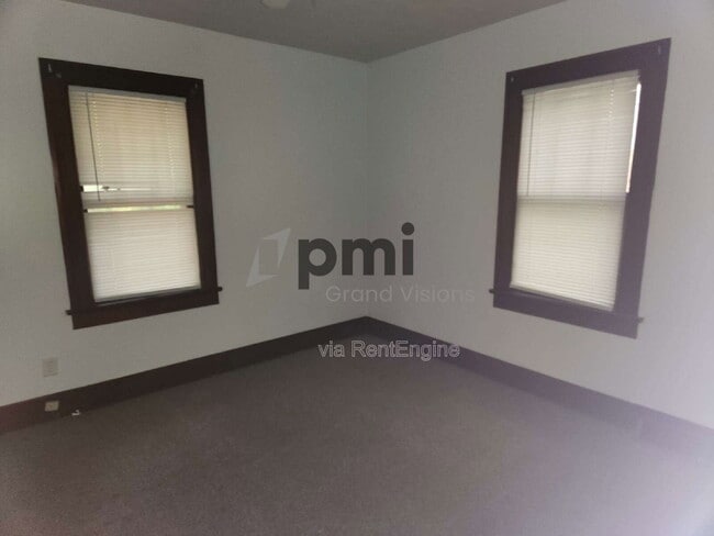 Building Photo - 2055 E Prairie Ave