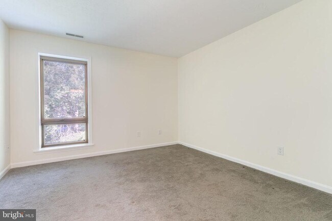 Building Photo - 23240 Rosewood Ct