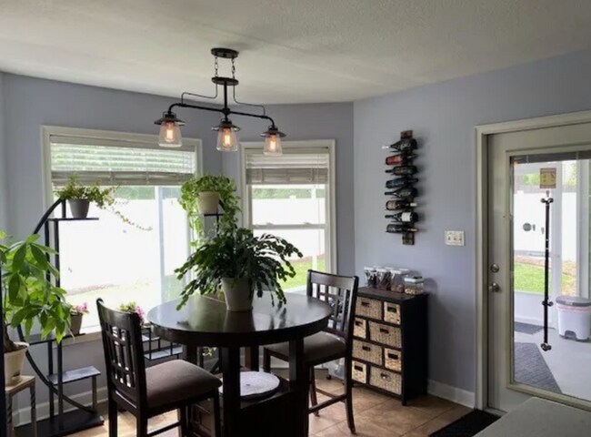 Building Photo - Stylish 3BR Home with Open Layout, Screened Porch & Fenced Yard