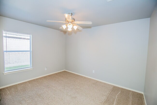 Building Photo - 26945 Kings Crescent Dr