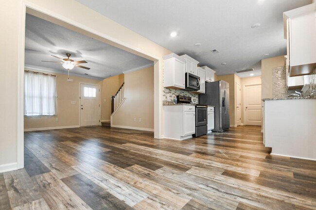 Building Photo - Pet Friendly Three Bedroom in Pleasant View!