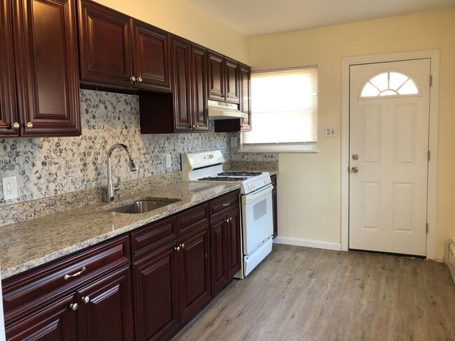 Building Photo - Great 3 Bedroom, 1 1/2 Bath Home! New Kitc...