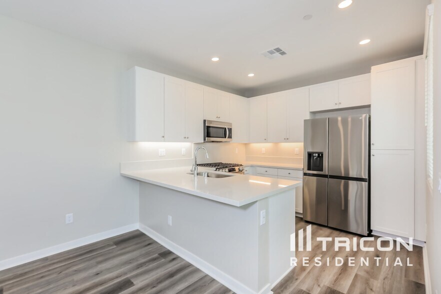 Building Photo - 31570 Dwight Dr