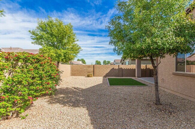 Building Photo - 19874 W Devonshire Ave