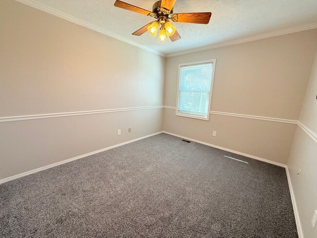 Building Photo - Stunning 5-Bedroom Home with Pool in Desir...