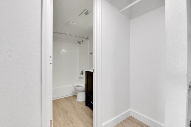Building Photo - $1,095.00, Studio and 1 bath located in De...
