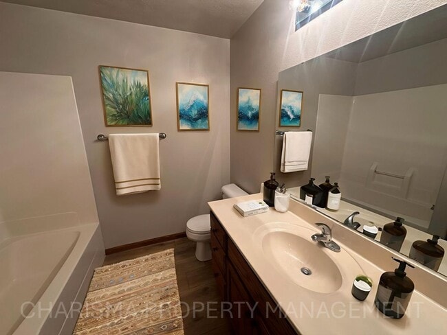 Building Photo - Spacious & Convenient Walk-In Level Townhome in Brandon - 2 BD 1 BA unit!