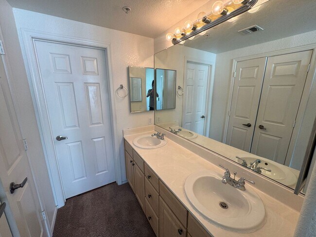 Building Photo - 2 Bedroom - 2 Bath - Garage - 940 Sq. Ft. Condo Tempe Town Lake Condos