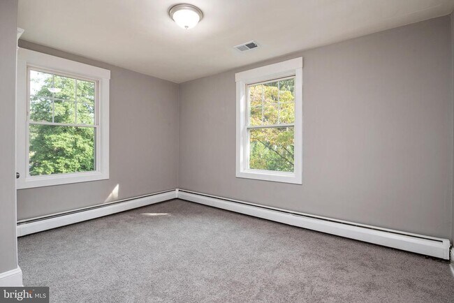Building Photo - 6 Oak Ln SW