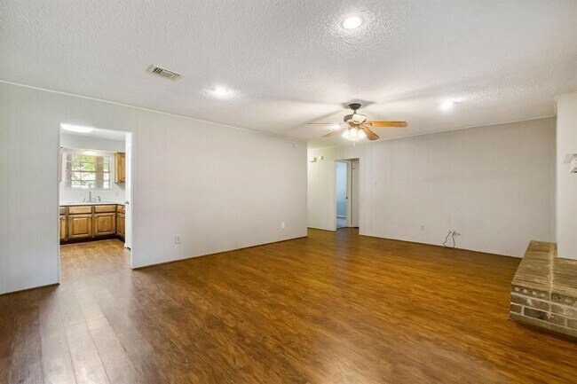 Building Photo - 2106 Rycroft Dr