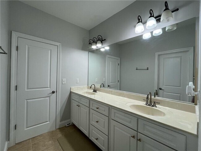 Building Photo - 3445 Rialto Pl