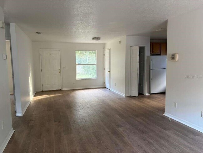 Building Photo - 548 E Walts Ave