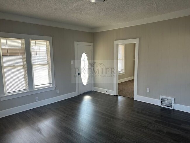 Building Photo - 304 E Monroe St Buckner MO 64016 - 4 bed/ ...