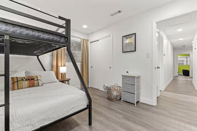 Building Photo - 3204 NW 10th St