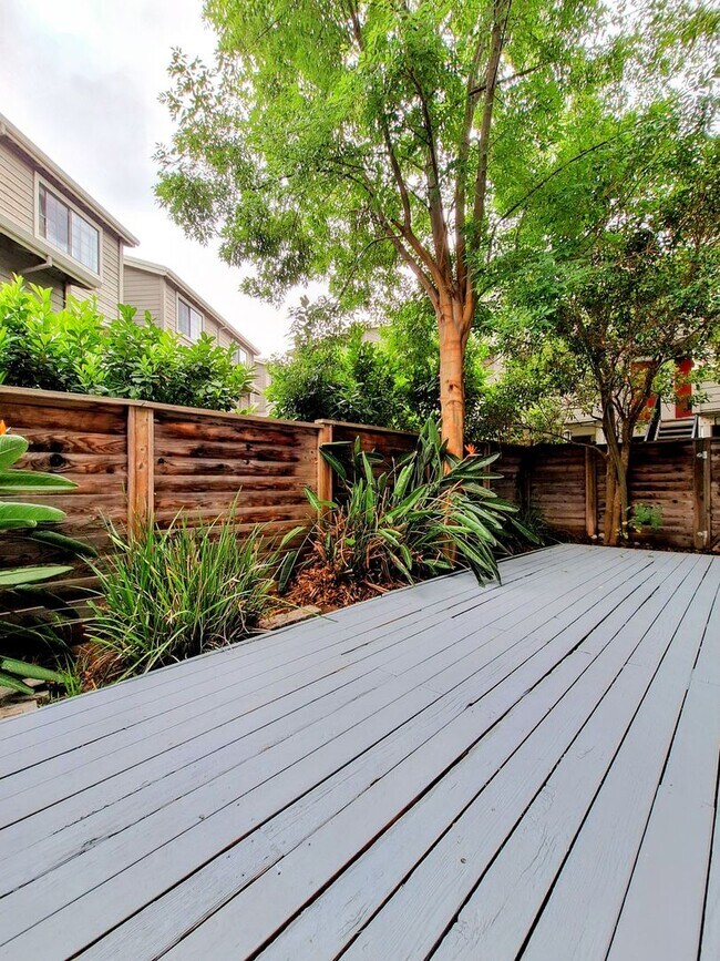 Building Photo - Refurbished Condo on 1st Floor With Laundry, Patio, Garage; Next to Pool!