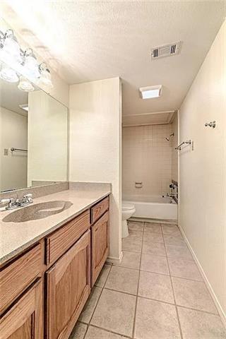 Building Photo - 1473 Meadowood Village Dr
