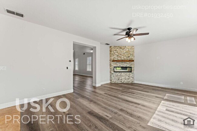Building Photo - "Spacious 4-Bedroom Retreat with 2.5 Baths...