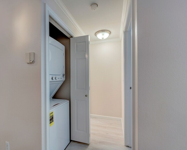 Building Photo - Woodland Hills Two Bed 2 Bath Condo