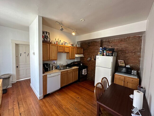 Building Photo - 6 Bedroom House Available Next to UC Campus