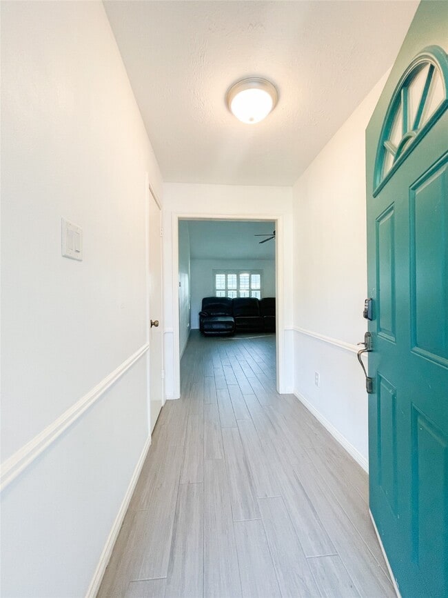 Building Photo - 13607 Fernhill Dr