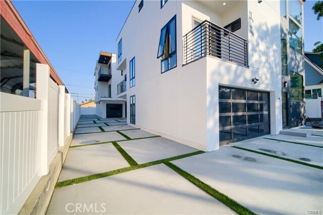 Building Photo - 618 N Mariposa Ave
