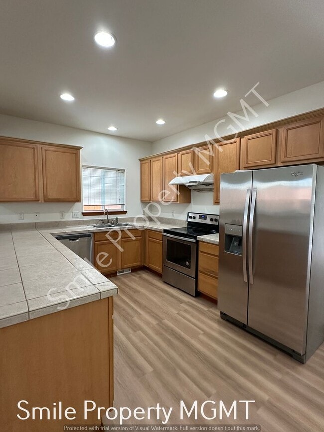 Building Photo - Lovely house with 3 bedrooms and 2.5 bathroom.