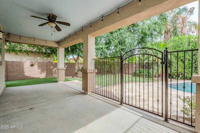 Building Photo - 2744 E Donato Dr