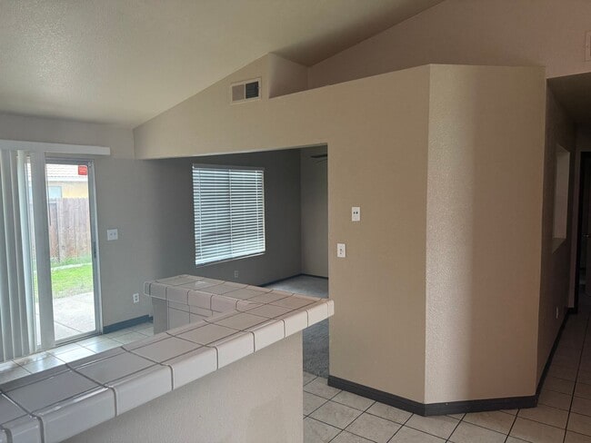 Building Photo - 3 Bd-2bth Move in Ready!!