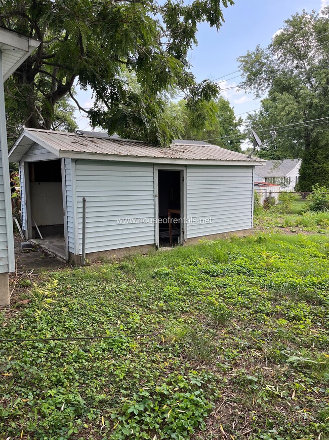 Building Photo - 304 N 10th St