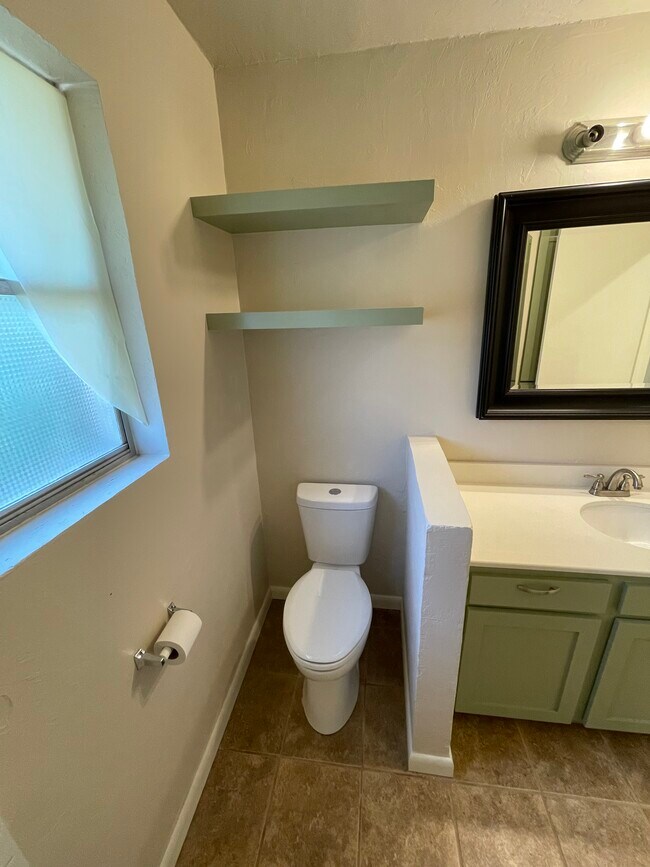 Building Photo - 512 Manor Dr