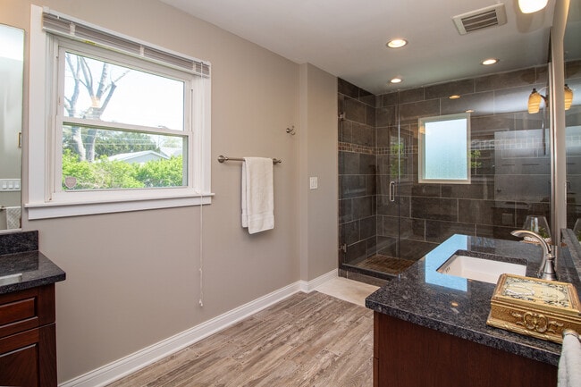 Building Photo - 597 Nash Rd