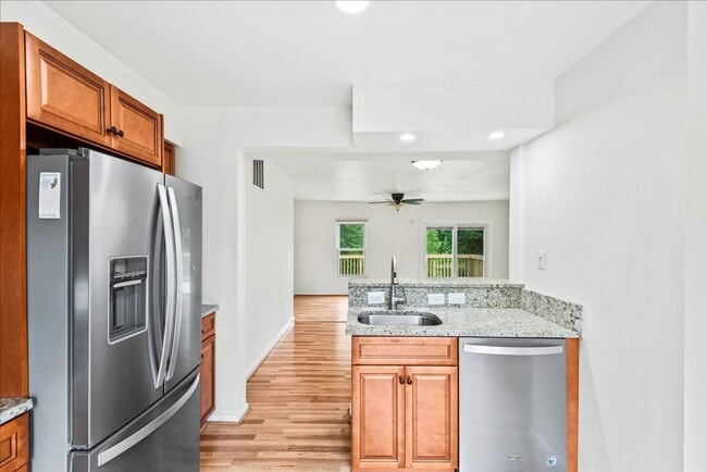 Building Photo - Charming 3-Level Townhome