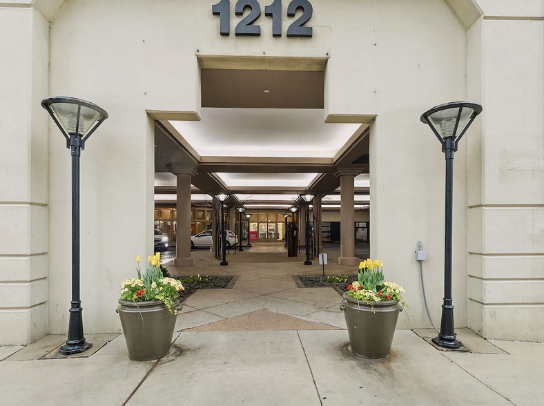 Building Photo - 1212 N La Salle Dr
