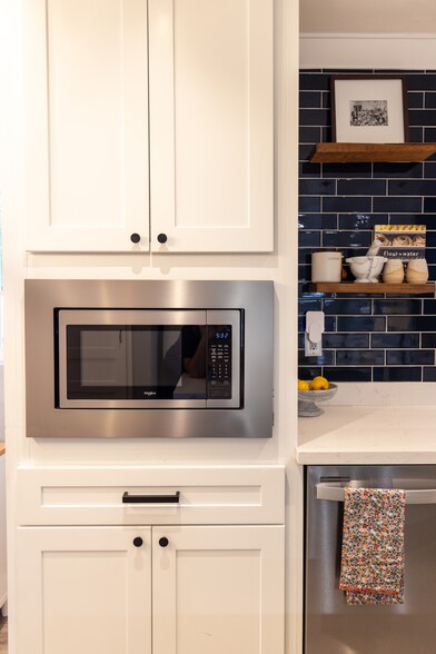 Microwave - 1359 E Whitton Ave