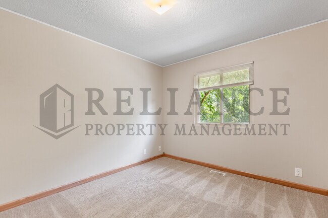 Building Photo - 2014 N Pine Grove St